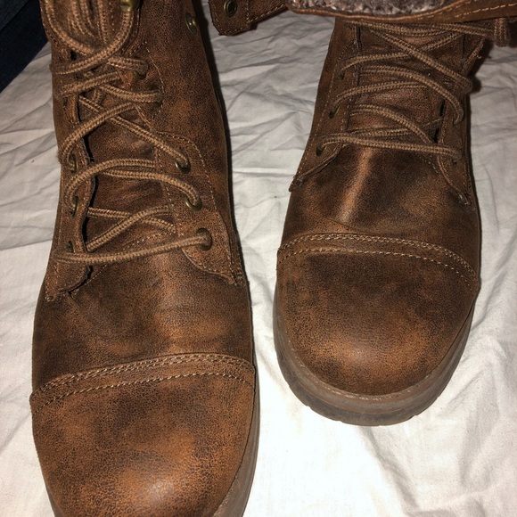 PERFECT!! AEO combat Boots in a size 9 - Picture 5 of 5